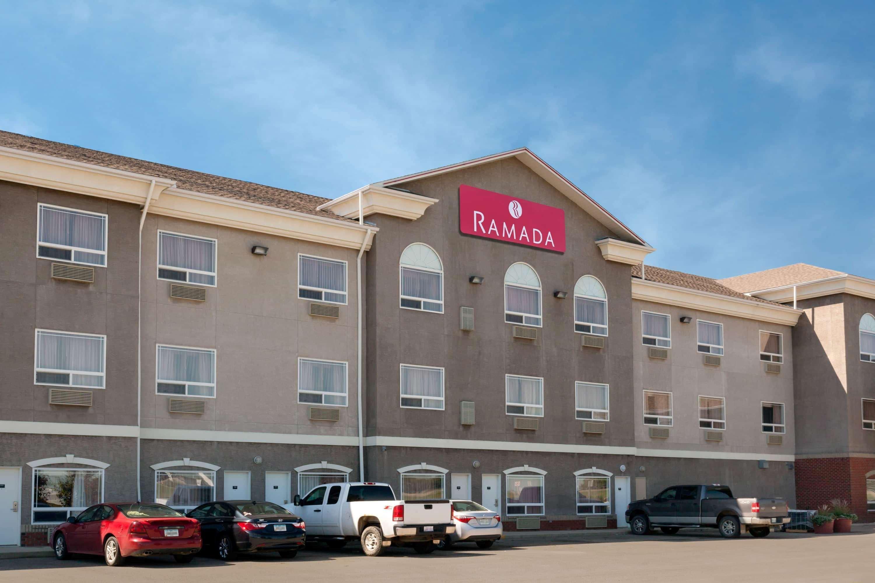 Hotel Ramada By Wyndham Weyburn Exteriér fotografie