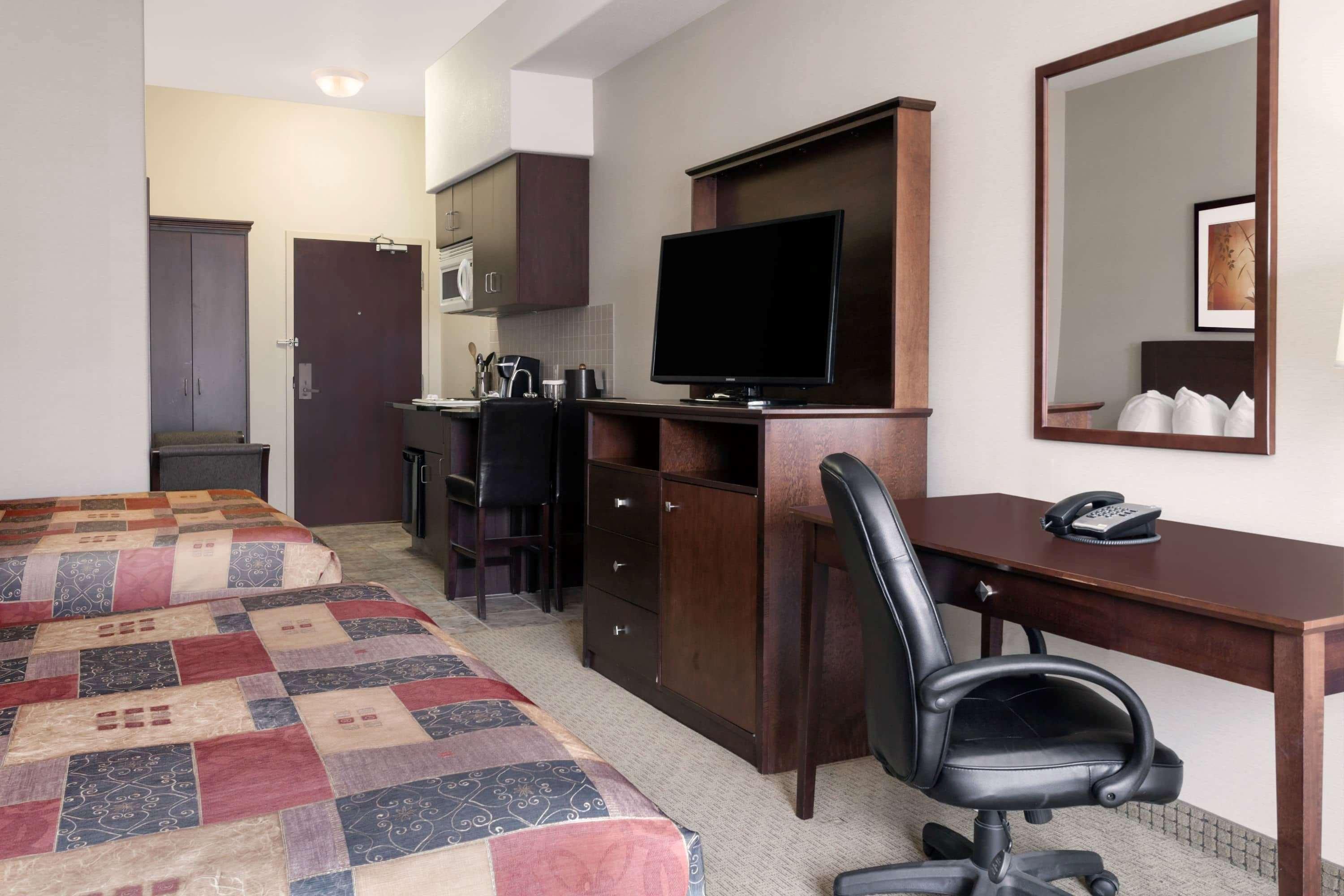 Hotel Ramada By Wyndham Weyburn Exteriér fotografie