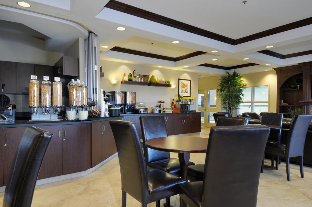 Hotel Ramada By Wyndham Weyburn Exteriér fotografie