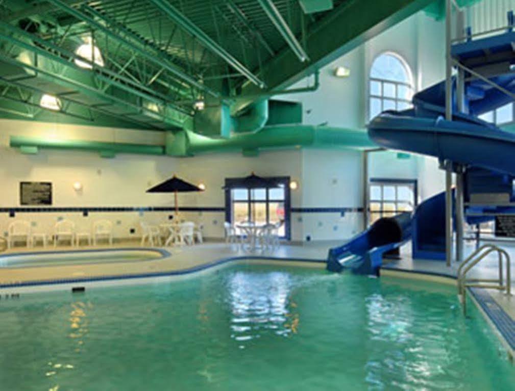 Hotel Ramada By Wyndham Weyburn Exteriér fotografie