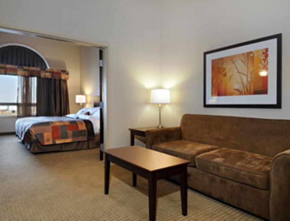 Hotel Ramada By Wyndham Weyburn Exteriér fotografie
